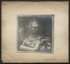 Dossier concernant une Mappemonde posée sur un livre ouvert, tableau de Fodocus [Jodocus?] Hondt,...